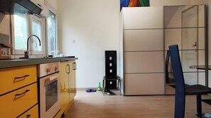 Kylskåp, ugn och grytor/köksredskap