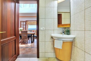 Hair dryer, bidet, towels, soap - CASA ELENA EXCELLENT VIEWS NEXT TO THE SEA (Yaiza)