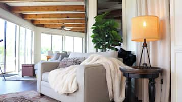 Smart TV, fireplace, table tennis