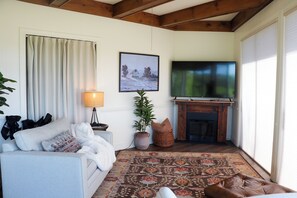 Smart TV, fireplace, ping pong