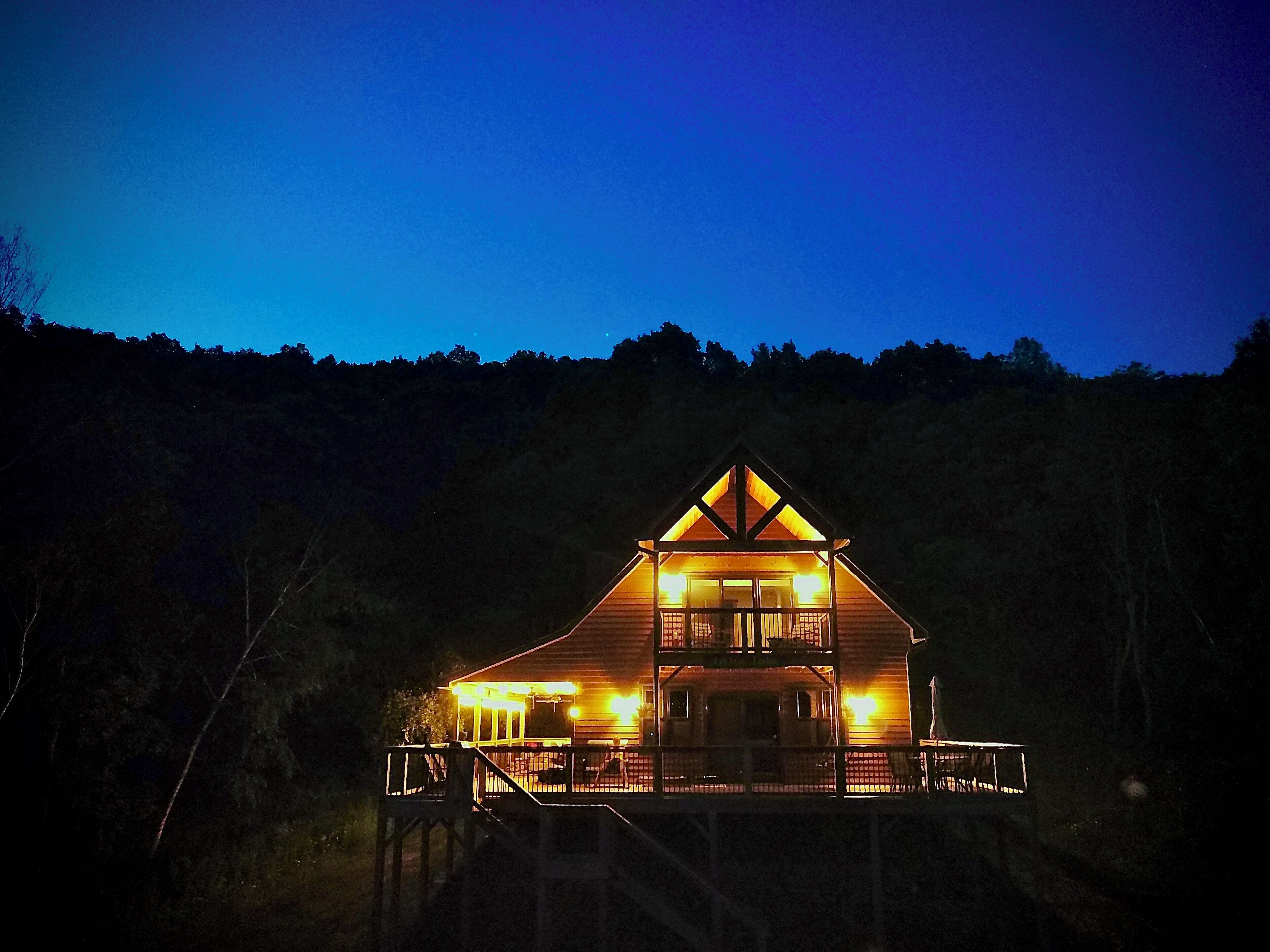 Escape to the woodland getaway of LeClaire Lodge - PET FRIENDLY! 