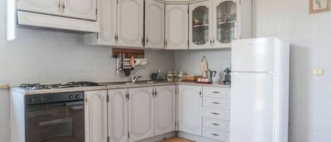 Geladeira, fogão, cooktop, cafeteira/chaleira