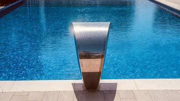 Een verwarmd zwembad