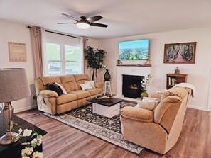 Smart TV, fireplace, offices - King Suite: 3 Bedrooms, 2 Baths, Jacuzzi, on a Nigerian Dwarf Goat Petting Farm! (Crossville)