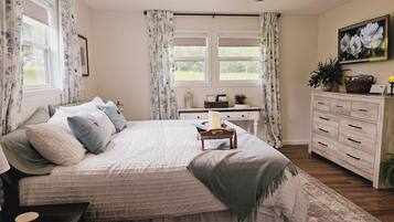 3 bedrooms, desk, iron/ironing board, WiFi