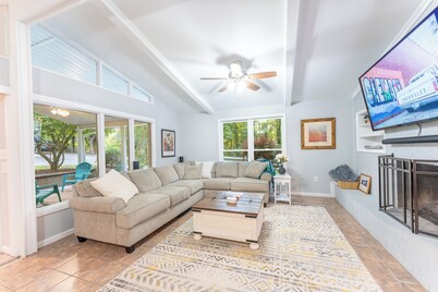 Gameday Lakehouse 3 minutes from Clemson with Pontoon rental available