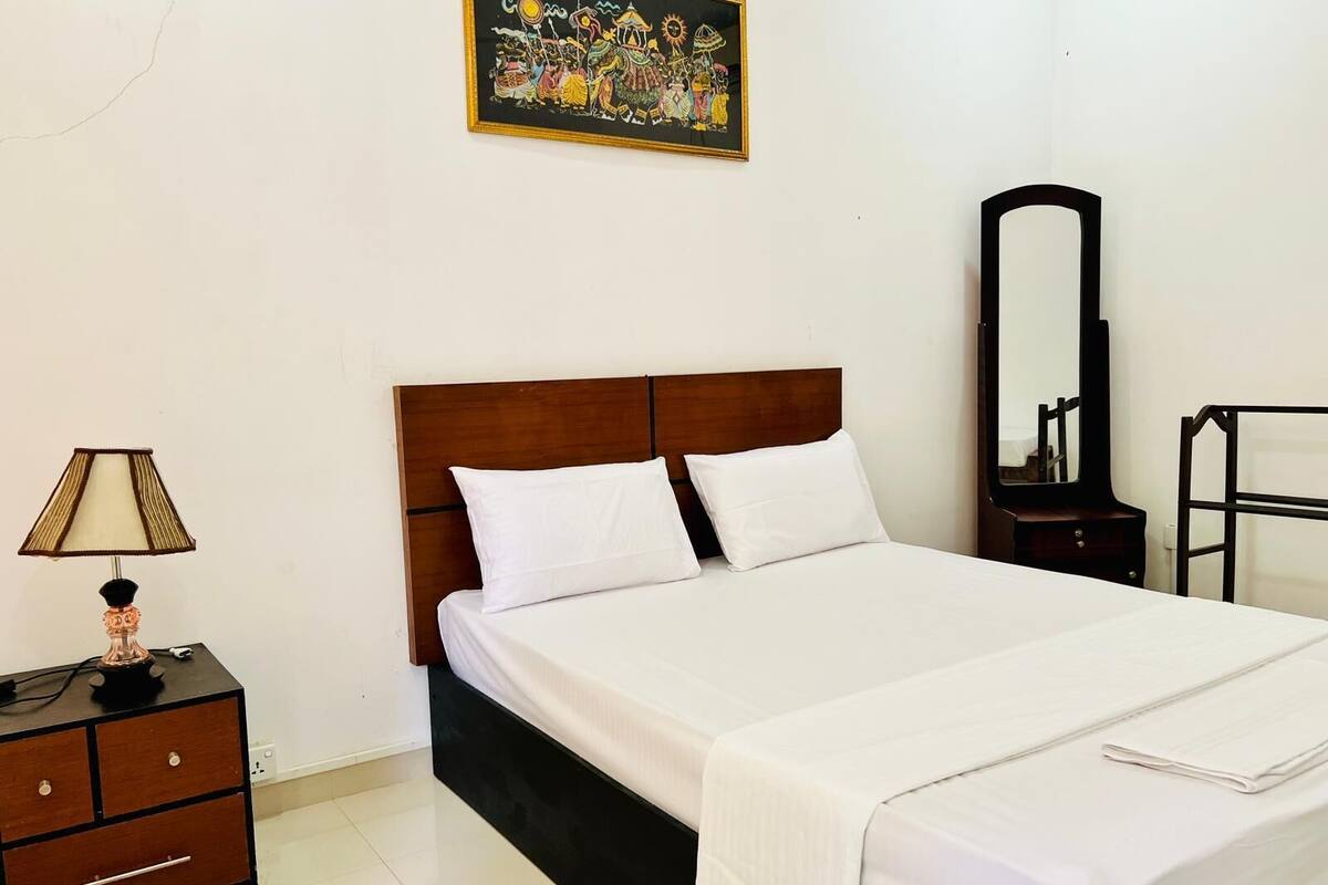 Doppia Luxury, vista collina | Una scrivania