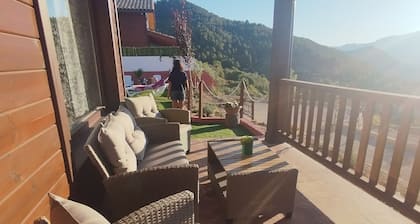 Casas de madera en las montañas con piscina y barbacoa, en la Sierra del Segura