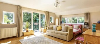 Sleeps10/18-parking-garden-pool-hottub-balcony