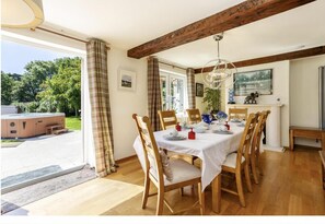 Villa | Dining - Sleeps10/18-parking-garden-pool-hottub-balcony (Eastbourne)