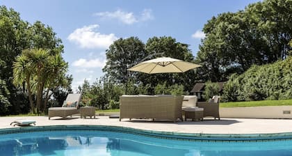 Sleeps10/18-parking-garden-pool-hottub-balcony