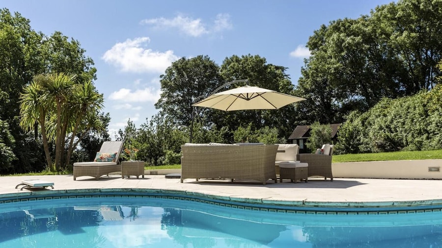 Sleeps10/18-parking-garden-pool-hottub-balcony