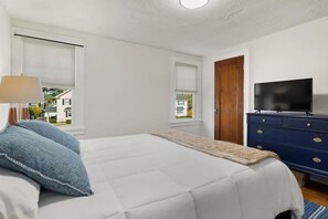 3 bedrooms, iron/ironing board, WiFi, bed sheets - MM Properties: West Irondequoit Gem (Irondequoit)