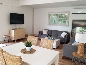 Dining - South Beach Bungalow (Point Roberts)