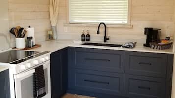 Coffee/tea maker, fridge, microwave, oven