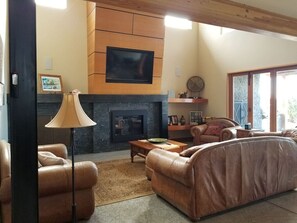Televisión, chimenea y tenis de mesa 