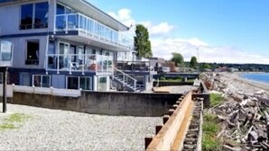 Un immeuble moderne doté d’un balcon donnant sur une plage.
