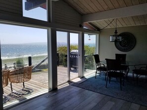 Dining - The Coastal Cottage - Direct Beach Access (Point Roberts)