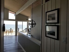 Interior - The Coastal Cottage - Direct Beach Access (Point Roberts)