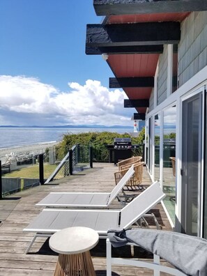 Outdoor dining - The Coastal Cottage - Direct Beach Access (Point Roberts)