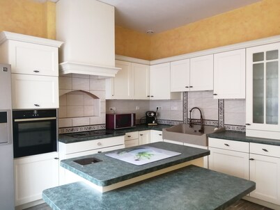 Demeure de Caractère Spatieuse Avec Terrasse-patio. Idéale Pour 4 /6 Personnes