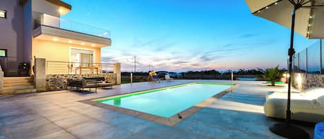 Una piscina al aire libre
