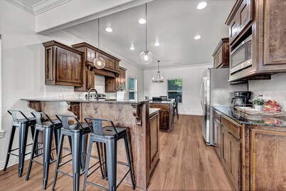 Cozy 3-bedroom Townhouse, Walk to Razorback Games! 3 Parking spots!
