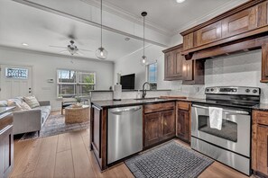 冷蔵庫、電子レンジ、オーブン、コンロ