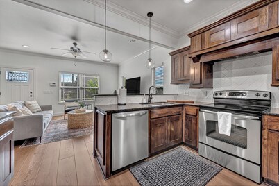 Cozy 3-bedroom Townhouse, Walk to Razorback Games! 3 Parking spots!
