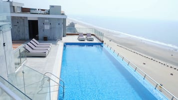 Hồ bơi ngoài trời