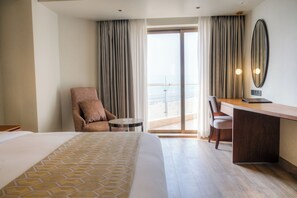 Chambre, 1 très grand lit, non-fumeur, en front de mer