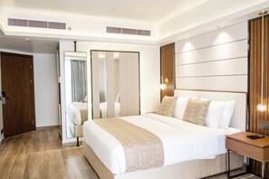 Chambre, 1 très grand lit, fumeur, en front de mer