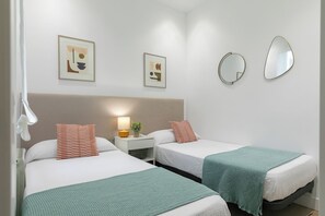 2 habitaciones, tabla de planchar con plancha, wifi y ropa de cama 