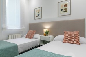 2 chambres, fer et planche à repasser, Wi-Fi, draps fournis