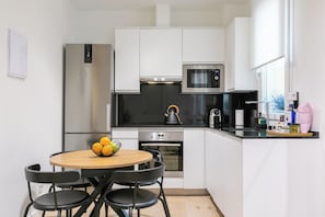 Frigorifero, microonde, forno, piano cottura