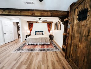 14 bedrooms, desk, iron/ironing board, travel crib - Woodland Shore Escape - 4 Lakefront homes (Royal)