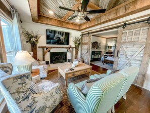 Smart-TV, Kamin, Arbeitsbereiche