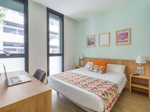1 slaapkamer, een strijkplank/strijkijzer, gratis wifi, beddengoed