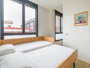 A room with a bed, a window, and a painting on the wall. - VIVENTE 3A BY CANARIAS GETAWAY (Las Palmas de Gran Canaria)