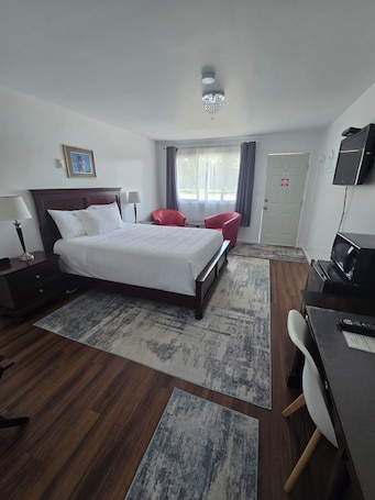 Queen Comfort Rooms. White Fang Motel