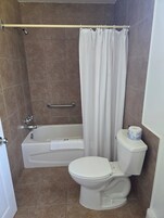 Bañera con ducha, secador de pelo, toallas, jabón