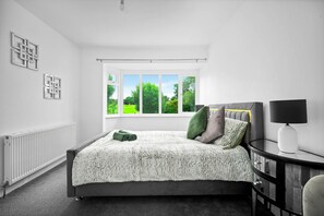 4 bedrooms, desk, free WiFi, bed sheets - The Rock, Solihull Retreat Birmingham Airport (Solihull)