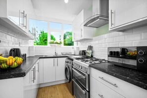 House | Private kitchen | Fridge, microwave, oven, stovetop - The Rock, Solihull Retreat Birmingham Airport (Solihull)