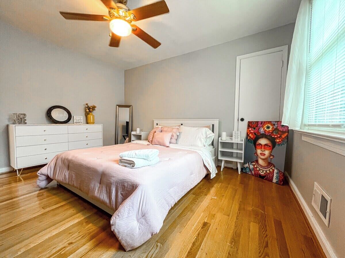 3 bedrooms, iron/ironing board, WiFi, bed sheets