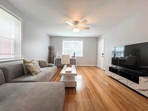 Living area - Charming Carytown 3BR,  Prime Location, Walk to Everything! (Richmond)