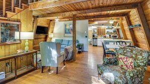 Een knus, houten interieur met een eethoek, keuken en zithoek.