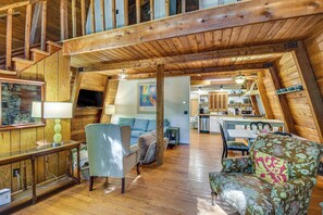 TV, fireplace - Pet-Friendly Lavonia Cabin, Walk to Lake Hartwell! (Lavonia)