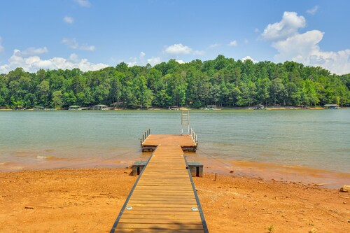 Pet-Friendly Lavonia Cabin, Walk to Lake Hartwell!