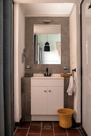 Een douche, een haardroger, handdoeken