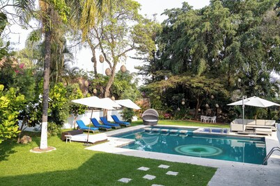 Family Home with Pool & Jacuzzi